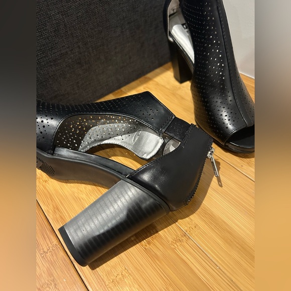 White Mountain Dreamy Block Strappy Heels, Women’s 7M, Black, NWT - Picture 2 of 4